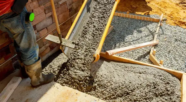 Ile cementu na betoniarkę 50l? Proporcje, obliczenia i praktyczne porady
