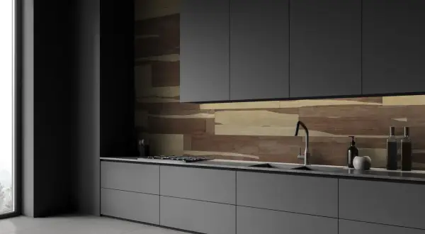 Cocina moderna con azulejos de madera en tonos tierra, reflejando las últimas tendencias en azulejos para cocinas.