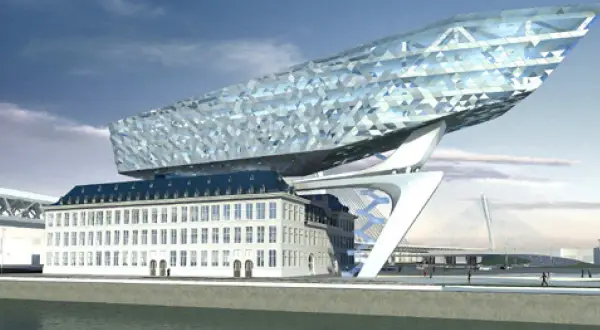 Nowoczesny budynek portowy w Antwerpii, stolicy diamentów, z fasadą przypominającą kryształy.