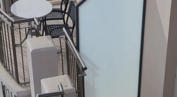 Jak odgrodzić się od sąsiadów na balkonie w bloku - sprawdzone metody