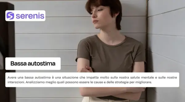 Ragazza con sguardo pensieroso, affronta problemi di autostima. Il testo parla di come la bassa autostima influenzi salute mentale e relazioni.