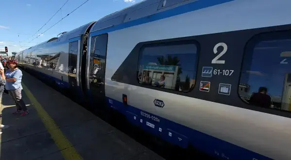 Pociąg PKP ED250-020e na peronie. Sprawdzam eip cennik przed podróżą.