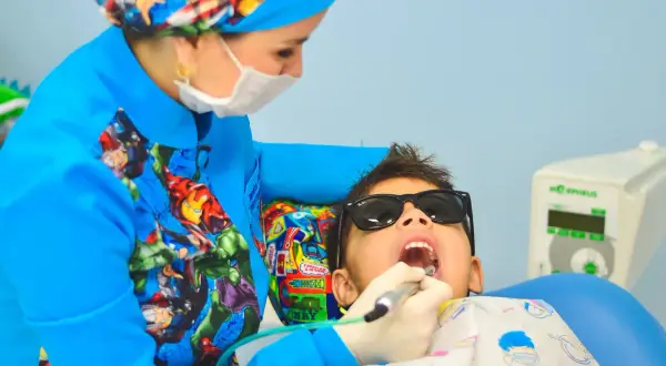 Kiedy z dzieckiem do dentysty? Kluczowe informacje dla rodziców
