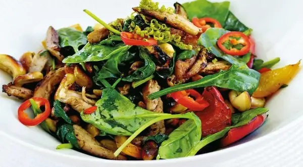 En läcker kyckling cashew-sallad med spenat, paprika och chili.