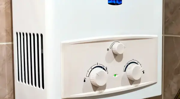 Ein weißer Durchlauferhitzer mit Reglern und Lüftungsschlitzen, bereit zum Entkalken.