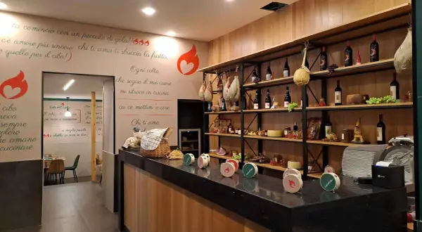 Jamm ja, come si scrive l'amore in cucina? Tra salumi, formaggi e bottiglie di vino, un cuore di fuoco e tante parole che raccontano la passione per il cibo.