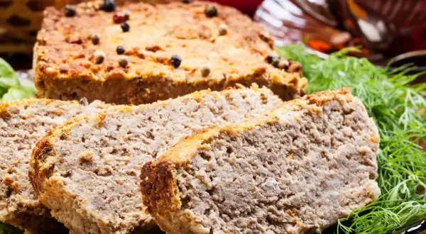 Pyszny pasztet Ani gotuje się w piekarniku, doprawiony pieprzem i podany z koperkiem.