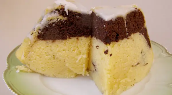 Pyszna babka gotowana z przepisu na dwa smaki: jasny i czekoladowy, polana lukrem.