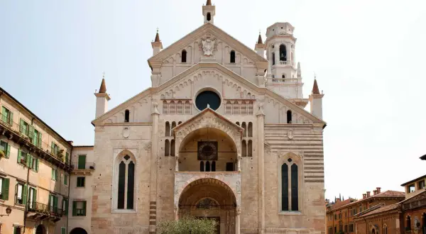 Magnifica facciata di una delle chiese di Verona centro, con dettagli architettonici romanici e gotici.