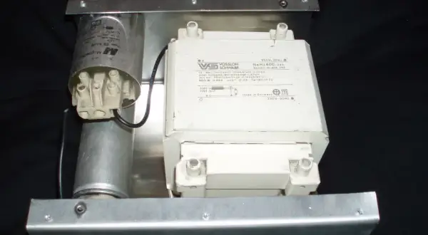 Statecznik VOSSLOH SCHWABE NaHJ400.244 do lamp sodowych lub metalohalogenkowych, 400W, 230V.