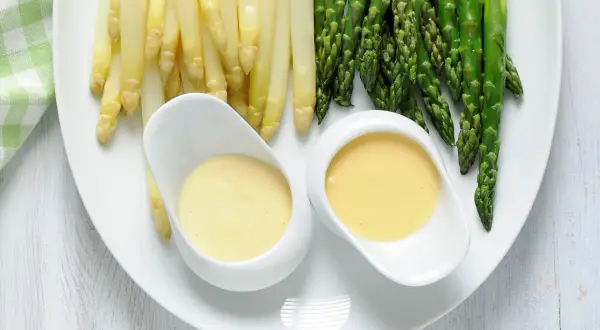 Spargel mit selbstgemachter Hollandaise. Ein Klassiker, der immer schmeckt.