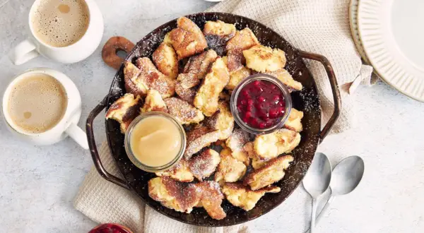 Kaiserschmarrn aus dem Thermomix, goldbraun und fluffig, mit Apfelmus und Preiselbeeren.