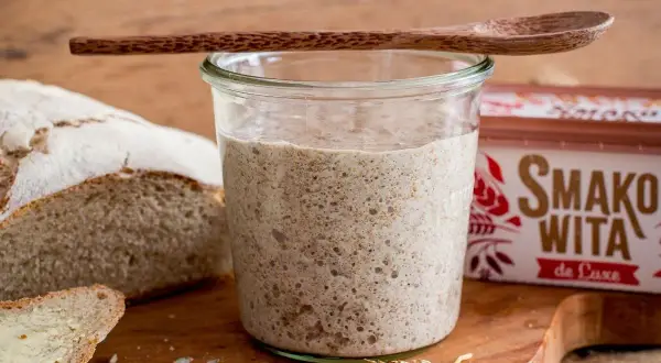 Ile zakwasu na 1 kg mąki? Klucz do idealnie wyrośniętego chleba