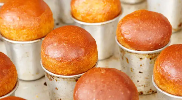 Babas au rhum dorés, prêts à être imbibés. Une étape clé de la recette baba au rhum.