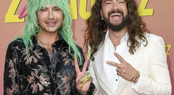 Bill und Tom Kaulitz, Stars von "Kaulitz und Kaulitz Staffel 3", posieren gut gelaunt für die Kameras.