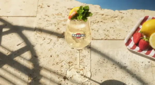 Erfrischender Martini Bianco mit Erdbeere, Zitrone und Minze. Perfekt für sommerliche Martini Bianco Rezepte am Pool.