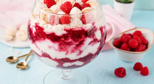 Raffaello Himbeer Dessert im Glas mit frischen Himbeeren und Kokosflocken.