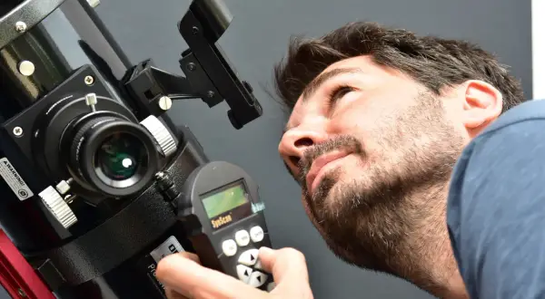 Jak podłączyć aparat do teleskopu i uzyskać niesamowite zdjęcia