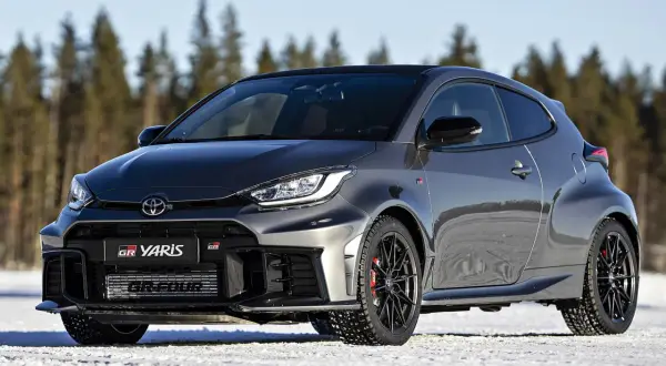 Toyota Yaris GR w ciemnoszarym kolorze lakieru, gotowa na zimowe wyzwania na śniegu.