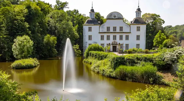 Schloss Baldeney: Ein Muss in Essen mit Wasserspiel und idyllischem Park.