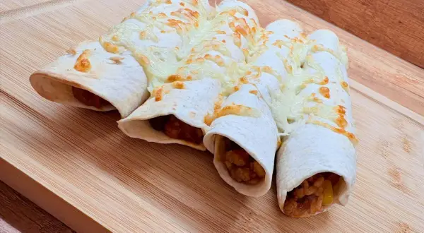 Chrupiąca tortilla z airfryer, wypełniona farszem i zapieczona z ciągnącym się serem. Idealna przekąska!