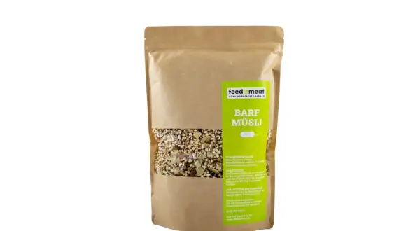 BARF Müsli von feed&meat im Beutel, perfekt für barfen im Urlaub. Mit Hirse, Karotten und Erbsen.