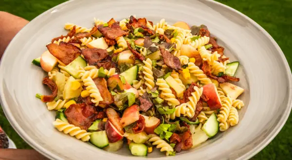 En härlig pastasallad med knaprigt bacon, krispig gurka och soltorkade tomater. Perfekt för en sommarlunch!