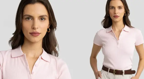 Kobieta w różowej koszulce polo, z brązowym paskiem i beżowymi spodniami. Dowiedz się, jak nosić koszulka polo damska, by wyglądać stylowo.