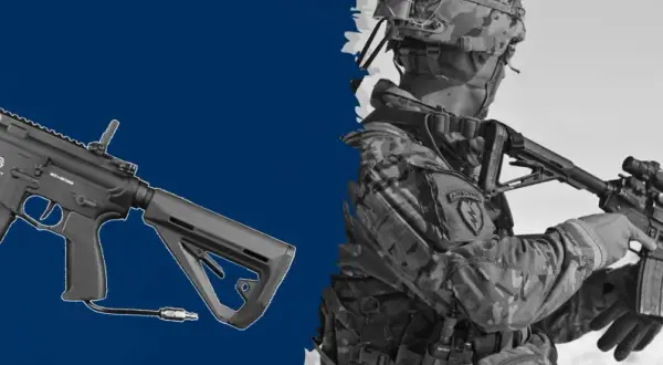 Rifle táctico con sistema HPA y soldado en uniforme de camuflaje.
