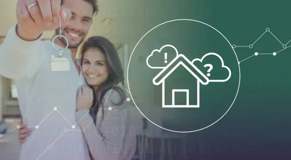 Coppia felice con chiavi di casa, simbolo di un investimento immobiliare. La quota capitale è la base per il futuro.