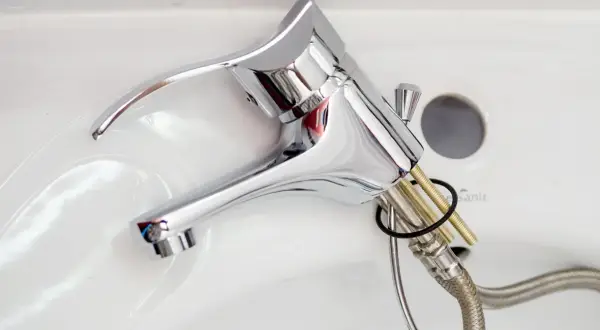 Kran w umywalce cieknie? Wymień go sam i oszczędź na hydrauliku!