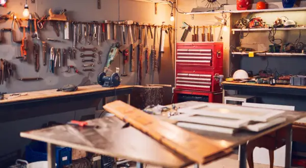 Jak zrobić stół? Twój projekt DIY od planu po perfekcyjne wykończenie