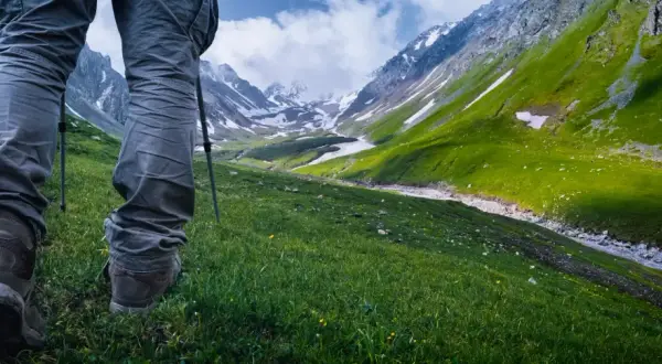 Wybierasz się w góry? Sprawdź, co zabrać: wygodne buty, kijki trekkingowe i odpowiednią odzież. Piękne widoki czekają!