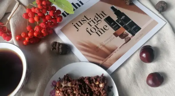 Jesienna kawa z ciastem i broszurą o kosmetykach mihi. Odkryj 7 nowych produktów tej marki.