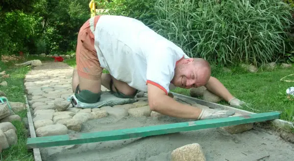 Jak zrobić chodnik z kamienia polnego - uniknij najczęstszych błędów