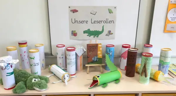 Kreative Leserollen für die Grundschule, gestaltet als Krokodile und mit Buchmotiven.