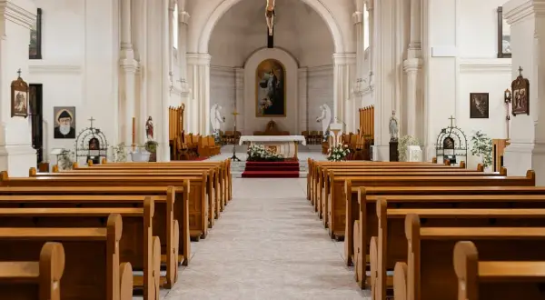 Koszt chrzcin w Polsce: Od 3000 zł do 9000 zł? Planuj budżet!