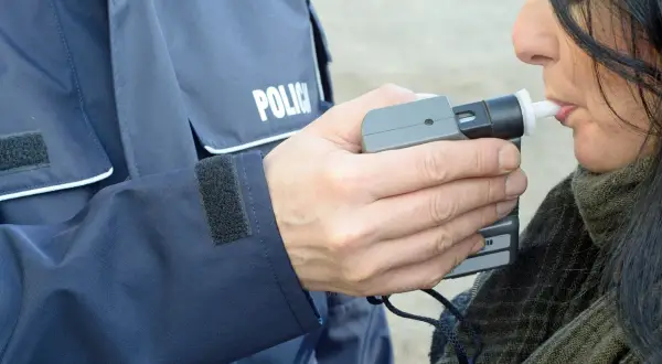 Alkomat: Jak dmuchać, by wynik był pewny? Uniknij błędów!