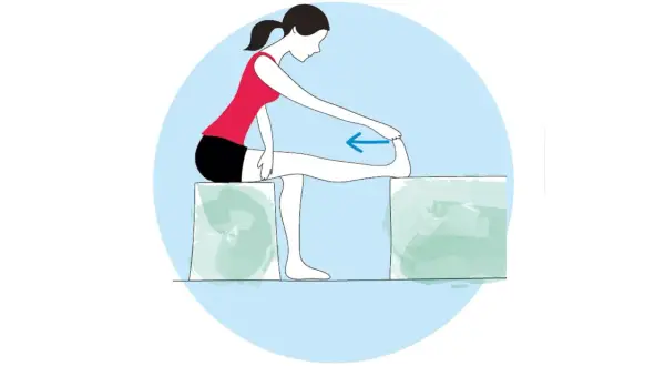 Donna esegue stretching per la fascite plantare. Esercizi per alleviare il dolore al tallone.