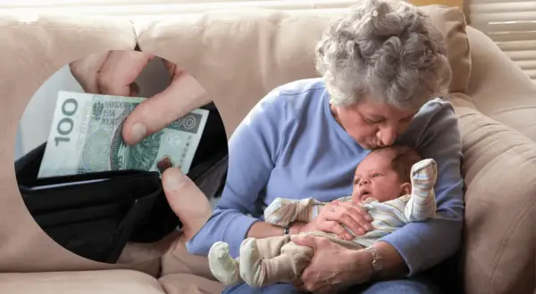 Babciowe ile wynosi? Dziadek wkłada 100 zł do portfela, a babcia tuli wnuka.