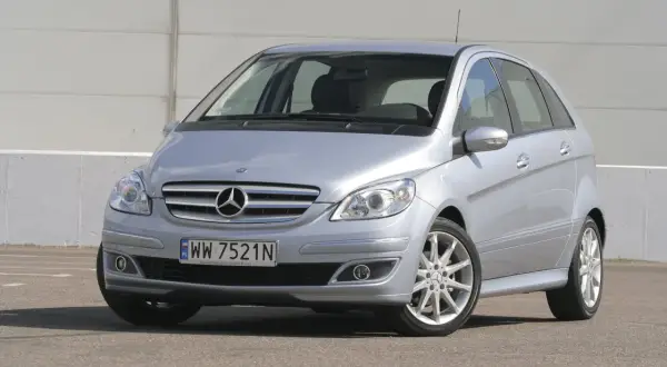 Srebrny Mercedes B klasa, gotowy na wymianę żarówki mijania.