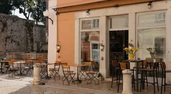 Leere Tische vor dem "Intermezzo Bistro & Caffe" laden zum Verweilen ein. Ein schöner Ort für ein kleines Intermezzo in Gaildorf.