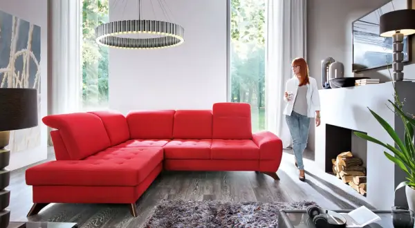 Czerwona kanapa: Jaki kolor ścian? Stwórz salon marzeń!