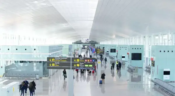 Lot do Hiszpanii? Ten nowoczesny terminal lotniska z tablicami kierunkowymi i podróżnymi z walizkami jest idealnym miejscem na rozpoczęcie podróży.