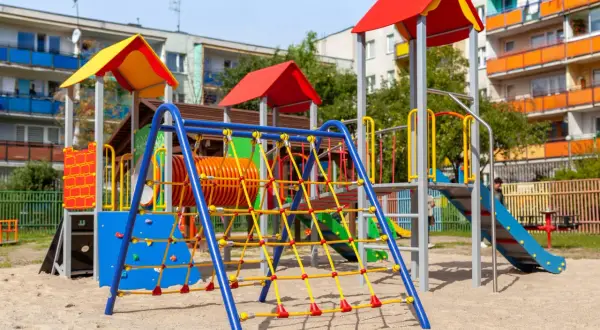 Ile kosztuje plac zabaw? Poznaj ukryte koszty i oszczędności