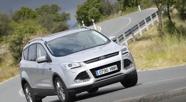 Ford Kuga 2.0 TDCI 140cv en carretera sin problemas aparentes, circulando por una curva.