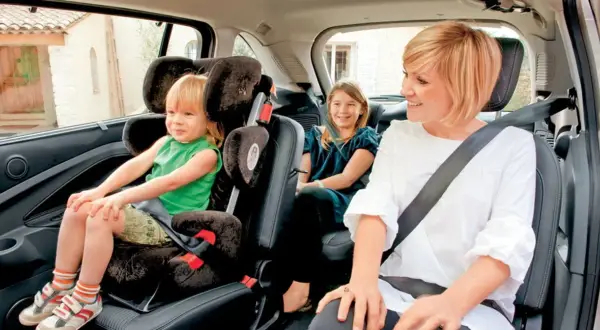 Mama z dwójką dzieci w samochodzie. Jak przewozić 3 dzieci w samochodzie? Bezpieczeństwo przede wszystkim!