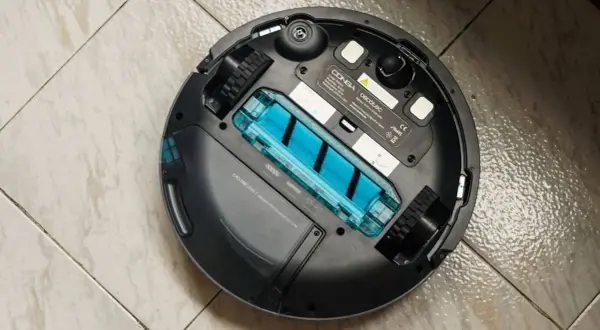 Vista inferior del robot aspirador Conga 7090 AI, mostrando su cepillo central azul y detalles de su tecnología.