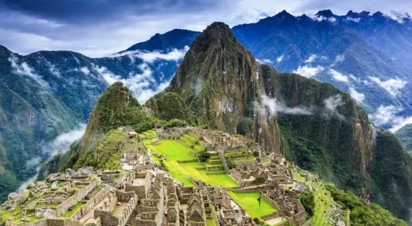 Machu Picchu, zapomniane miasto Inków, wznosi się wśród mgieł i gór.