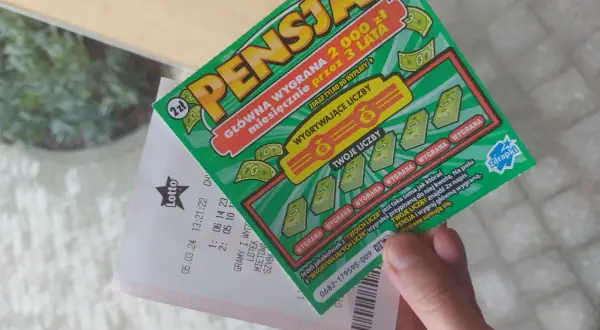 Zielona zdrapka "Pensja" z symbolem 2 zł i kuponem Lotto. Czy to właśnie te zdrapki najczęściej wygrywają?